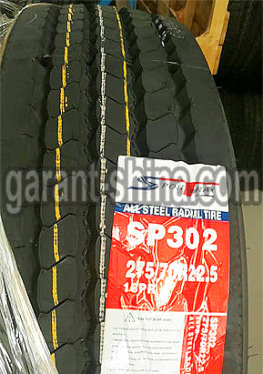 SporTrak SP302 (универсальная) 275/70 R22.5 148/145M 16PR - Фото протектора с этикеткой вблизи